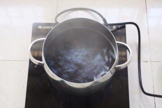 将水烧开后放入步骤7的食材。 连同浸泡的水一起放入。