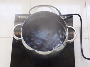 将水烧开后放入步骤7的食材。 连同浸泡的水一起放入。