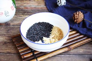 将所有食材放在一起，清洗干净。