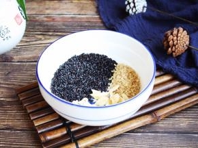 将所有食材放在一起，清洗干净。