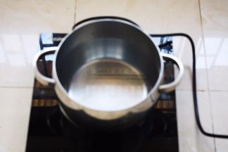 锅里注入1200ml的水。