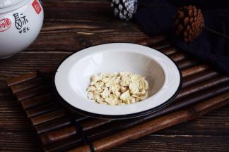 莲子碾压碎后备用。