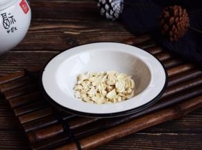 莲子碾压碎后备用。