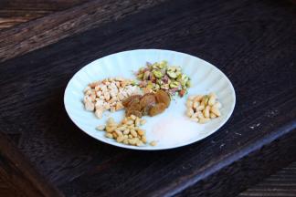 煮粥时准备辅助食材：葡萄干、腰果碎、花生碎、开心果碎、松仁、白砂糖。