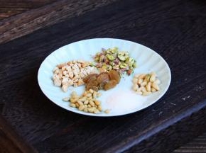 煮粥时准备辅助食材：葡萄干、腰果碎、花生碎、开心果碎、松仁、白砂糖。