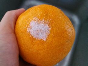 每个橘子用盐把表皮搓洗干净