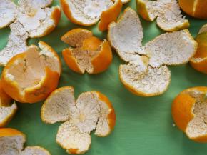 剥好的橘子皮在太阳下直接晒一天，做陈皮要看好天气预报，一定要连着天晴几天才行