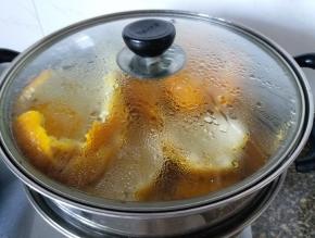 晒过一天的橘子皮会干瘪很多，第二天上蒸锅蒸10分钟左右