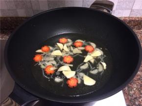 倒入适量清水煮开。