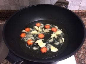 倒入适量清水煮开。