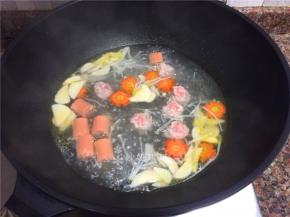 放入肉丸子煮2分钟。