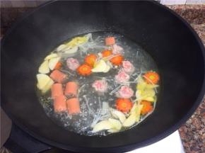 放入肉丸子煮2分钟。
