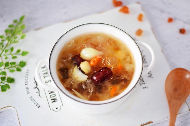 桃胶银耳莲子百合汤