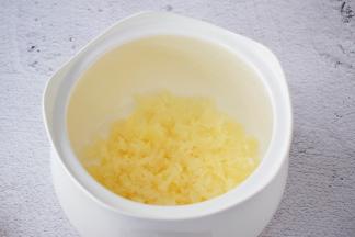 炖盅中放入银耳