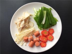 将各种配菜切成如图所示。