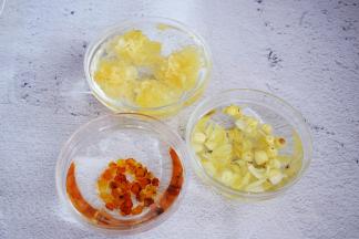 桃胶提前一夜泡发，银耳、莲子、百合提前2小时泡发