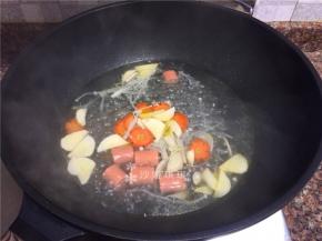 放入火腿肠煮30秒。