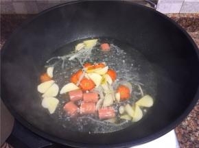 放入火腿肠煮30秒。