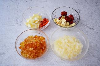 桃胶洗去杂质备用，银耳去蒂撕成小朵，莲子去芯，百合、红枣、枸杞洗净备用