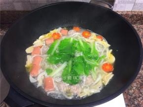 放入青菜煮1分钟。