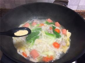 放入适量鸡精调味，出锅。