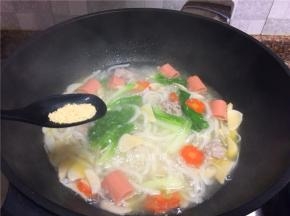 放入适量鸡精调味，出锅。