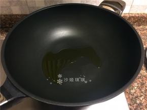 热锅倒油烧至八成热。