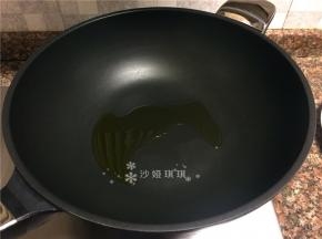 热锅倒油烧至八成热。