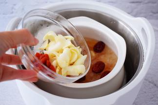 炖至剩下20分钟时加入百合和枸杞