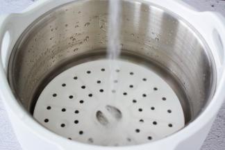 炖锅中放入蒸架，再加入清水至水位线