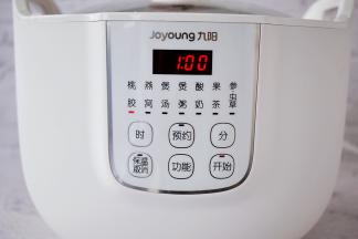 再将炖盅放入，按一下“功能键”，选择桃胶功能