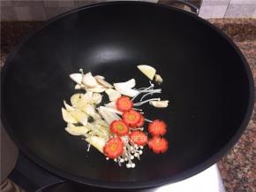 放入杏鲍菇、金针菇和胡萝卜翻炒片刻。