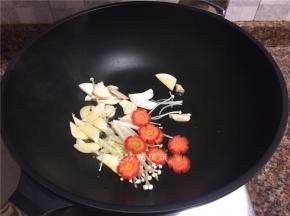 放入杏鲍菇、金针菇和胡萝卜翻炒片刻。