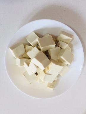 嫩豆腐用清水冲洗一下，切成块儿备用。