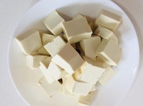 嫩豆腐用清水冲洗一下，切成块儿备用。