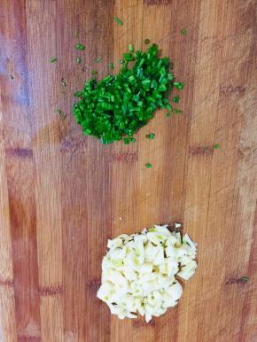 蒜瓣剥皮剁成蒜末，葱切成葱花备用。