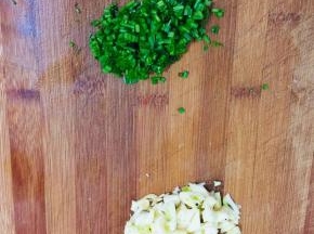 蒜瓣剥皮剁成蒜末，葱切成葱花备用。