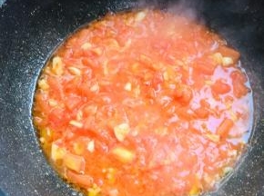 放入西红柿丁儿炒至软烂。