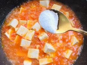 加入一勺盐翻炒均匀，中小火慢炖10分钟。（记得中途要翻炒一下，千万别糊锅了。）