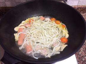放入乌冬面煮1分钟。