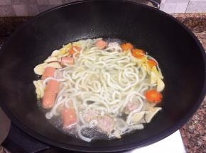 放入乌冬面煮1分钟。