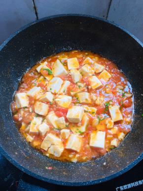 起锅前加入适量的鸡精和葱花翻炒均匀即可。