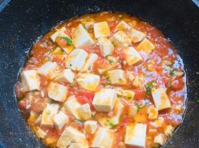 起锅前加入适量的鸡精和葱花翻炒均匀即可。