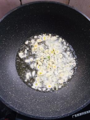 起锅烧油，放入蒜瓣爆香。