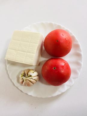 准备好所需的食材：
西红柿2个，嫩豆腐1块，蒜瓣1个。
