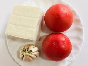 准备好所需的食材：
西红柿2个，嫩豆腐1块，蒜瓣1个。