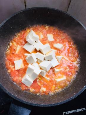 放入切好的嫩豆腐翻炒均匀。