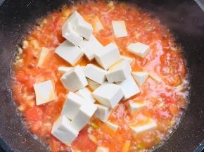 放入切好的嫩豆腐翻炒均匀。