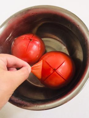 用手轻轻一撕，就很容易把西红柿的皮去掉啦