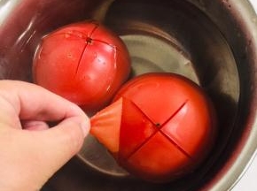 用手轻轻一撕，就很容易把西红柿的皮去掉啦